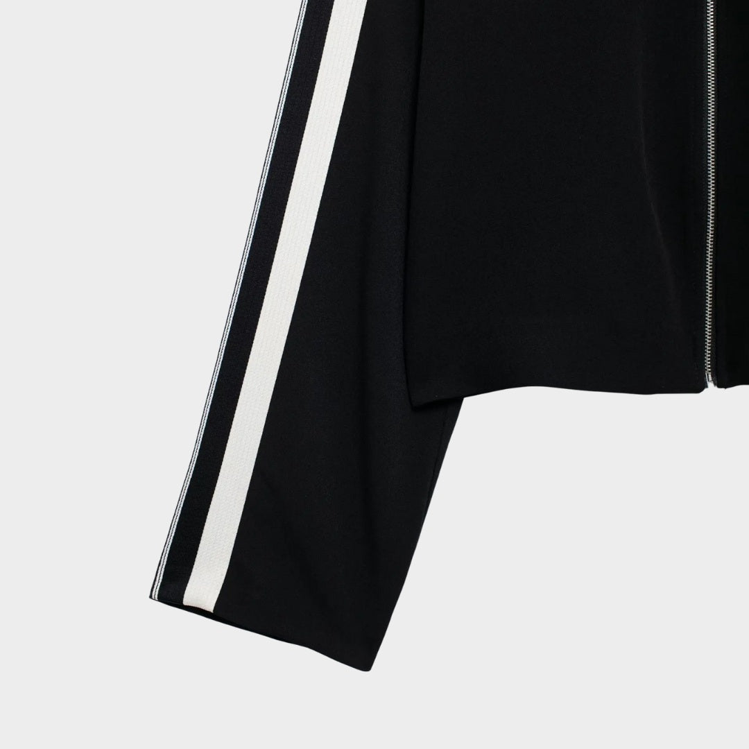 Tvådelad svart chique tracksuit i tjockt stretchmaterial med kontrastbyxor