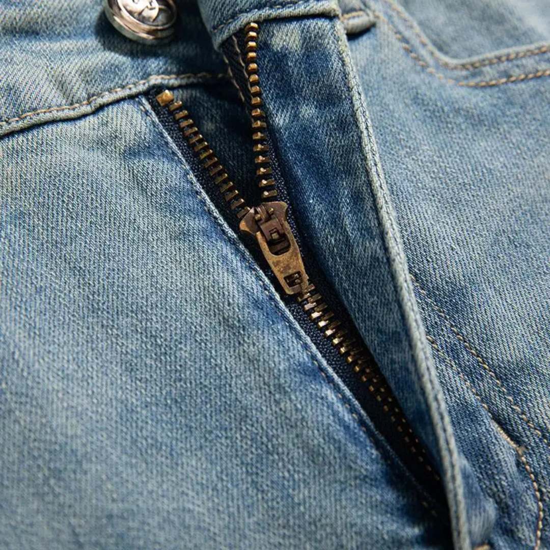 Rak jeansmodell med broderade blommor och utställda benslut