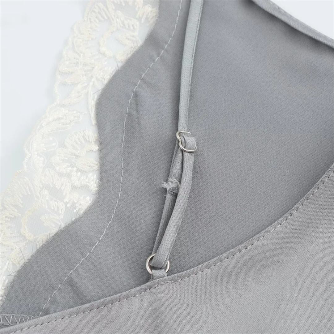 Spetskantat camisole-linne med V-ringning och justerbara axelband