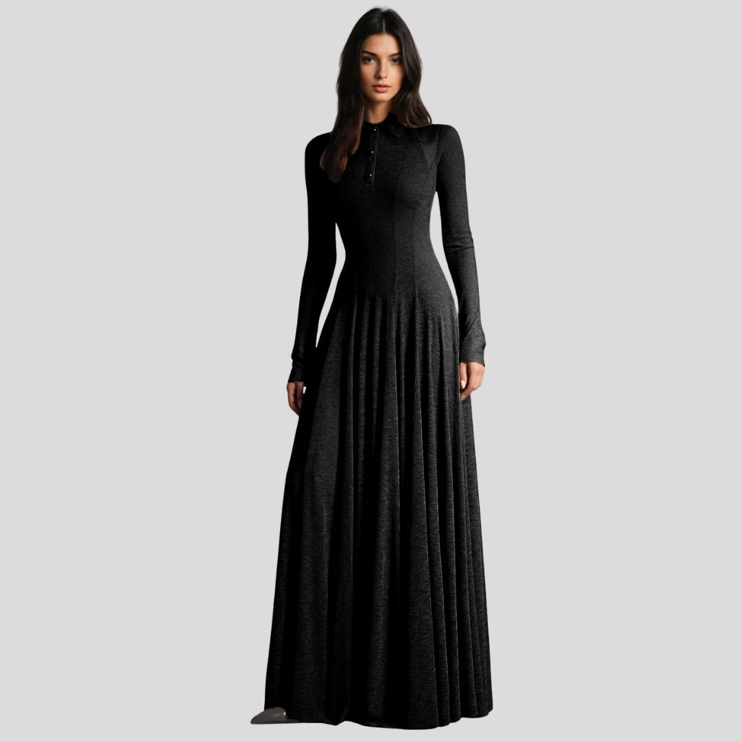 Stickad maxiklänning med lång ärm, krage och elegant utsvängd silhuett