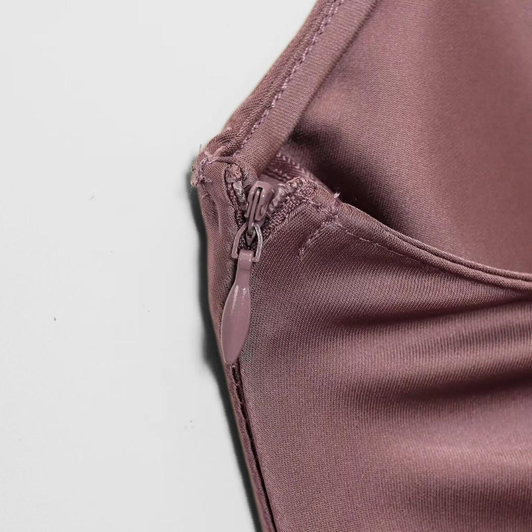 Tvådelat set med asymmetrisk topp och vida byxor – enfärgat eller prickigt