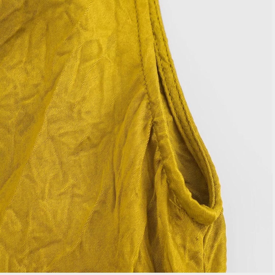 Midiklänning i satinstil med draperad rygg och figurnära passform