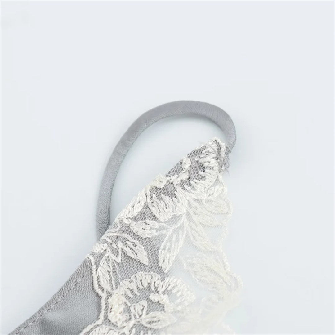 Spetskantat camisole-linne med V-ringning och justerbara axelband