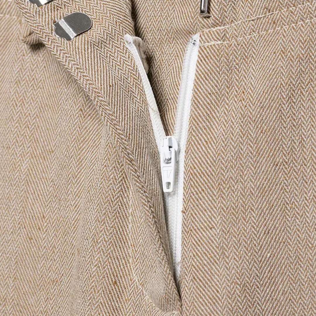 Beige tvådelat set med kort jacka och raka byxor i hög midja