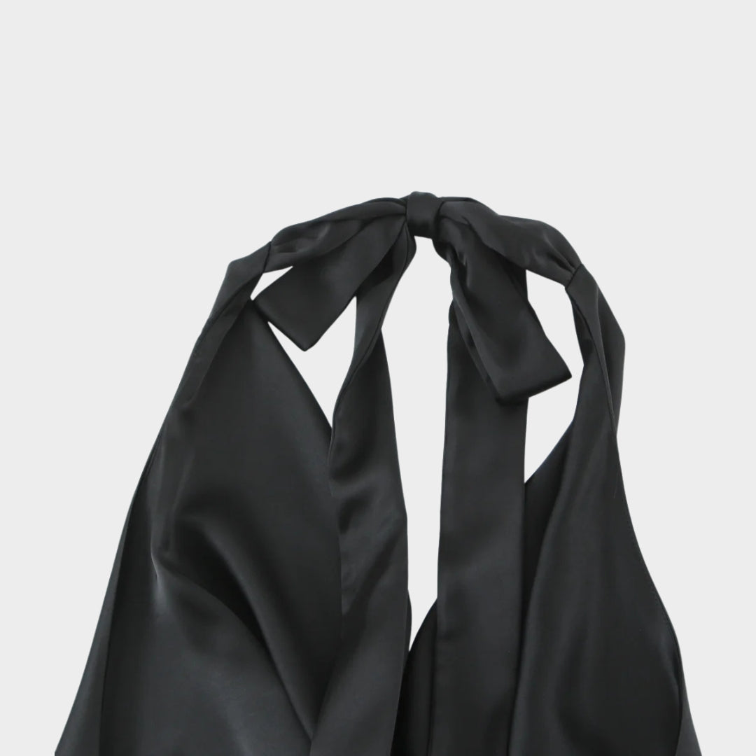 Satintopp med halterneck, knytband och öppen rygg i sommarstil