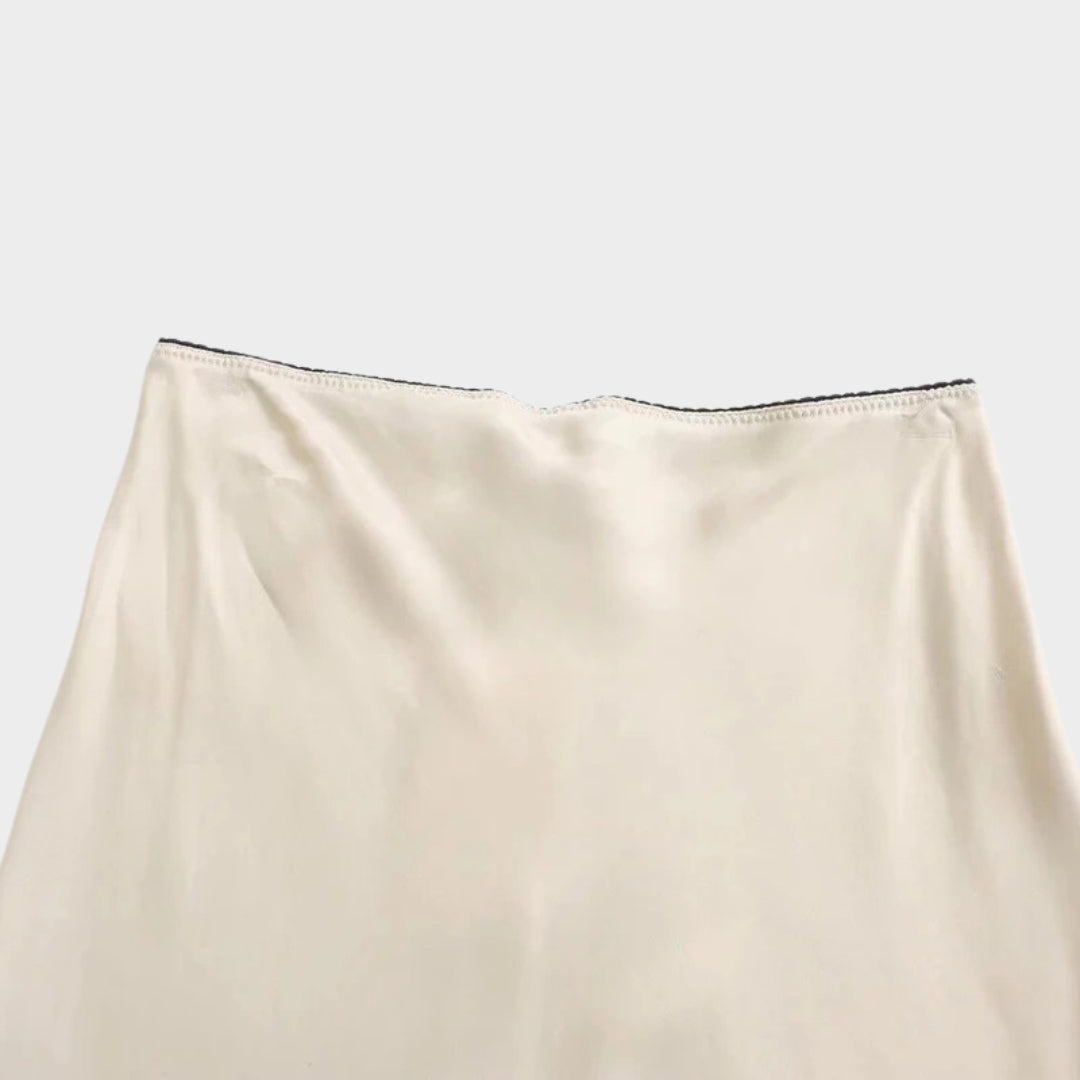 Midilång satinkjol med naturlig midja och A-linjeform