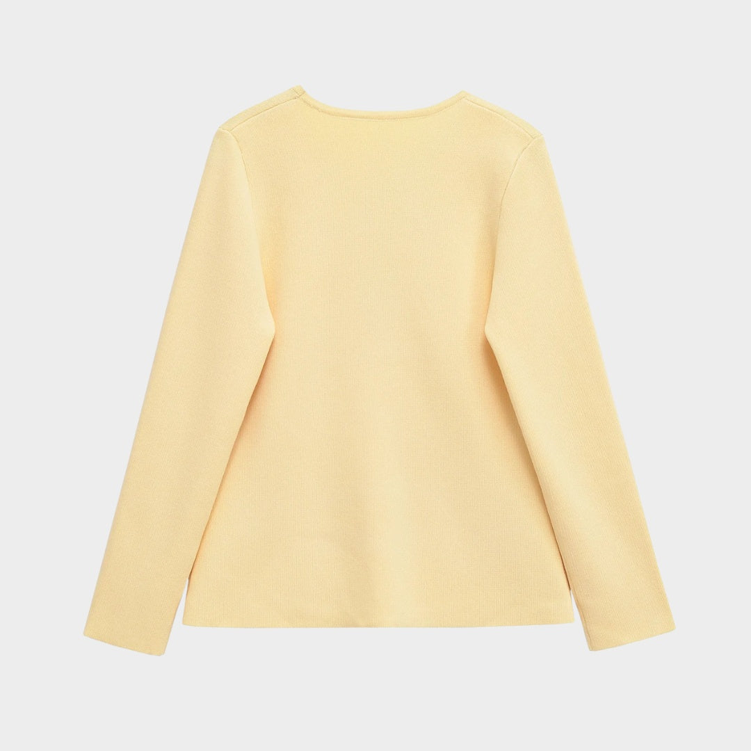 Pastellfärgad stickad kofta med V-ringning och guldfärgad knapp