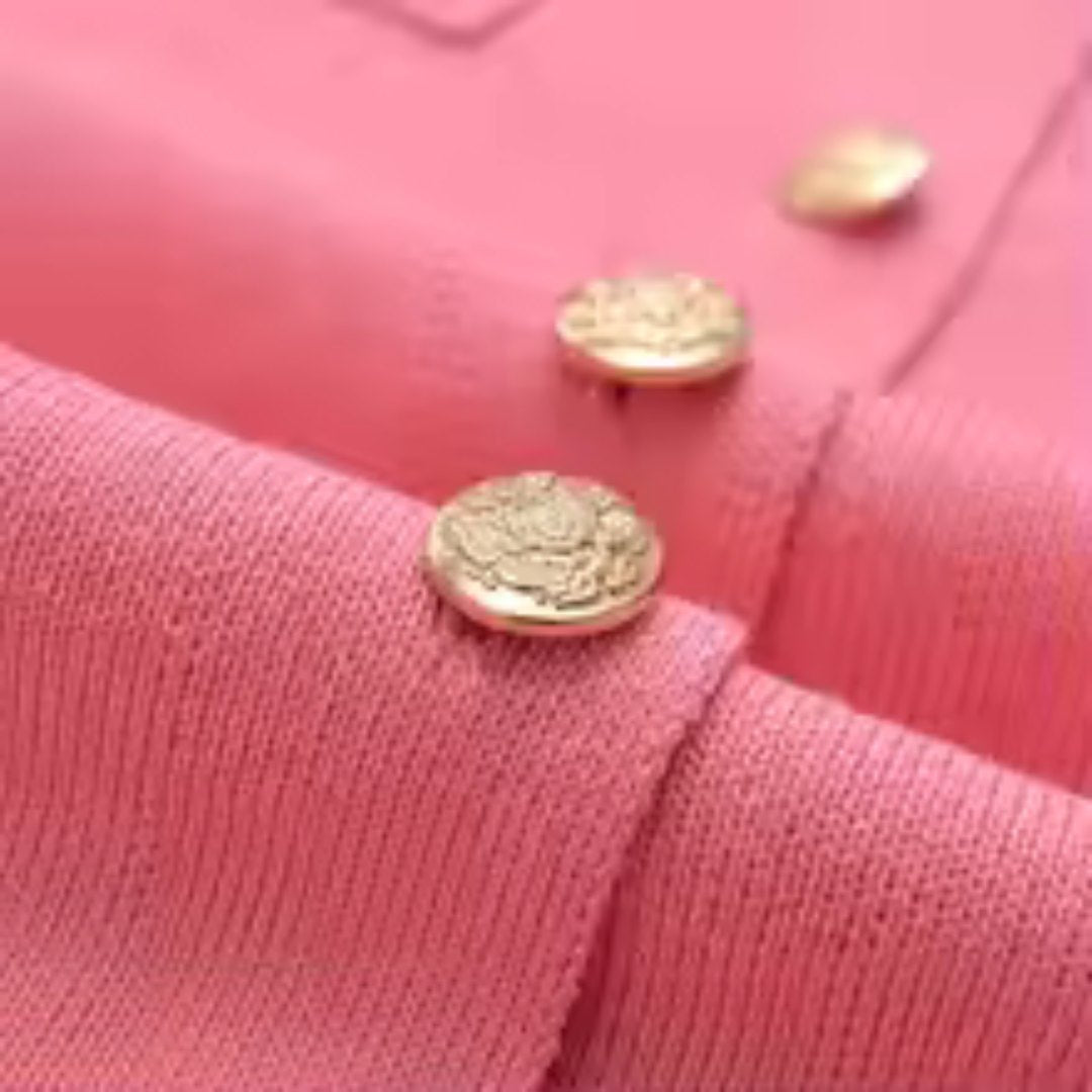 Stickad miniklänning med fickor och metallknappar