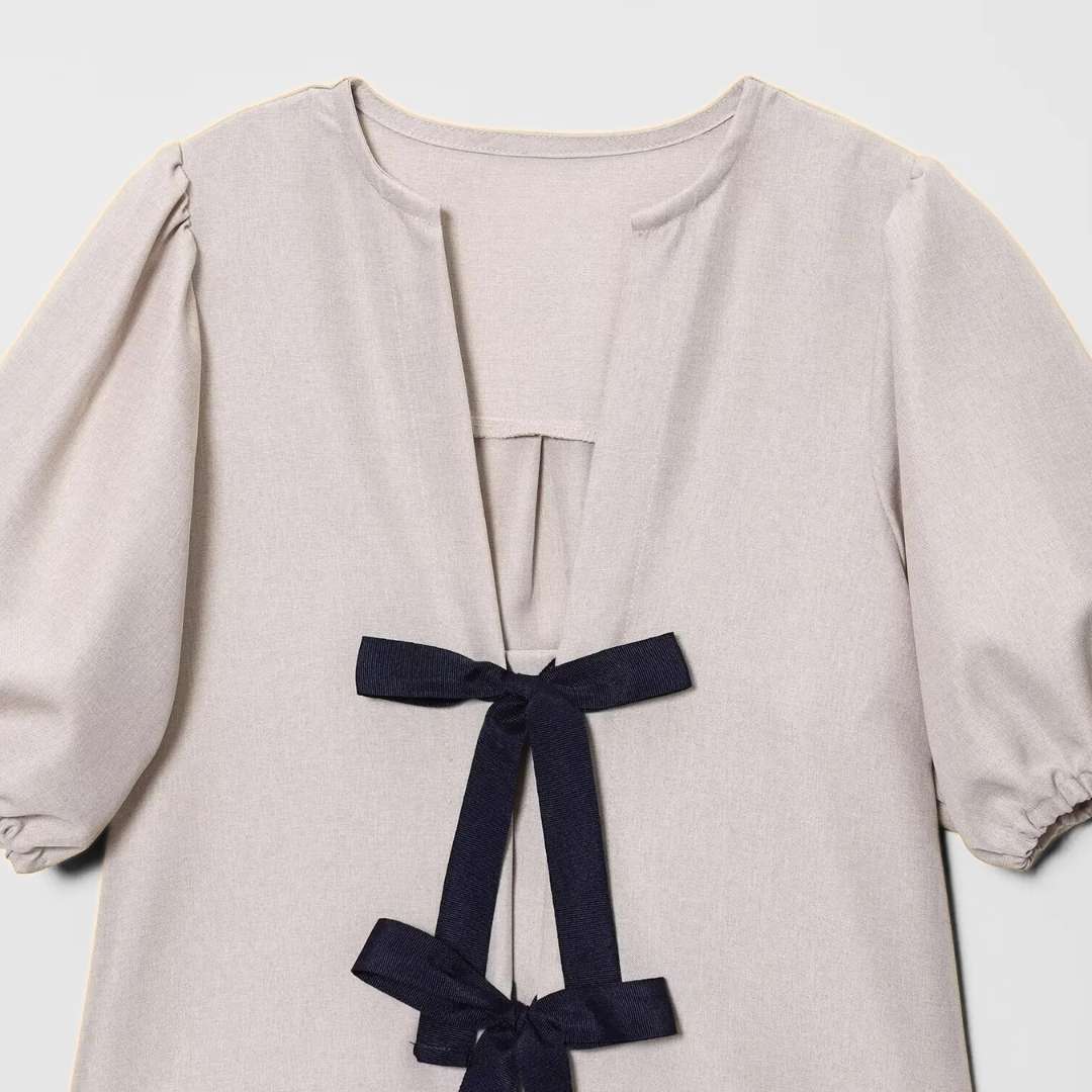 Blus med puffärm och knytband framtill i vävt tyg