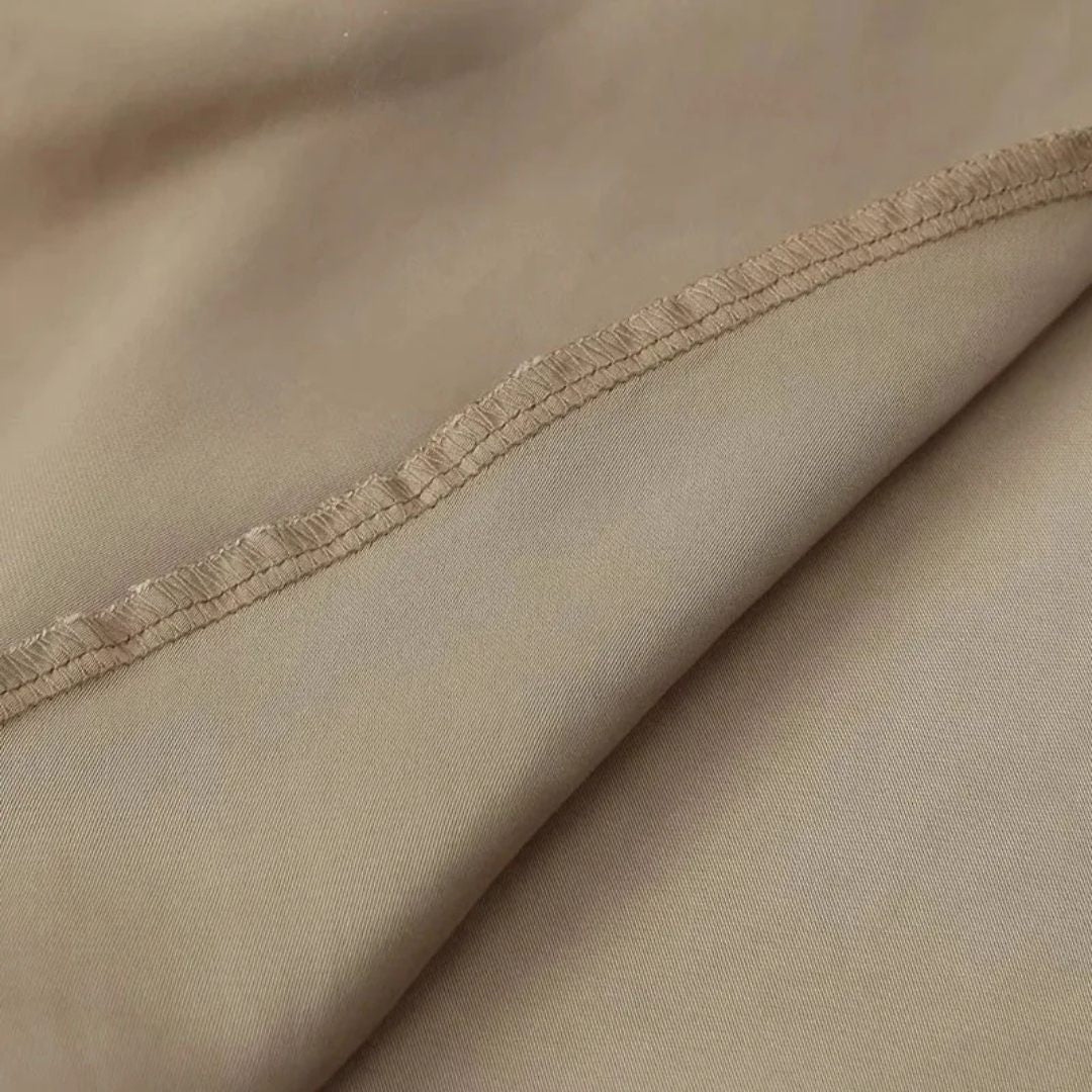 Glittrande miniklänning med smala axelband och öppen rygg