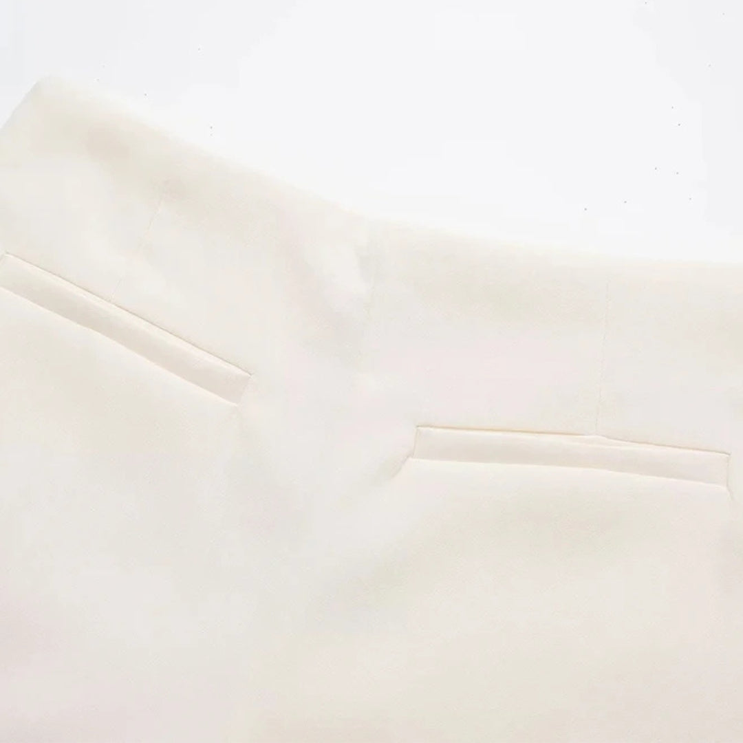 Asymmetrisk miniskort med omlott design och hög midja