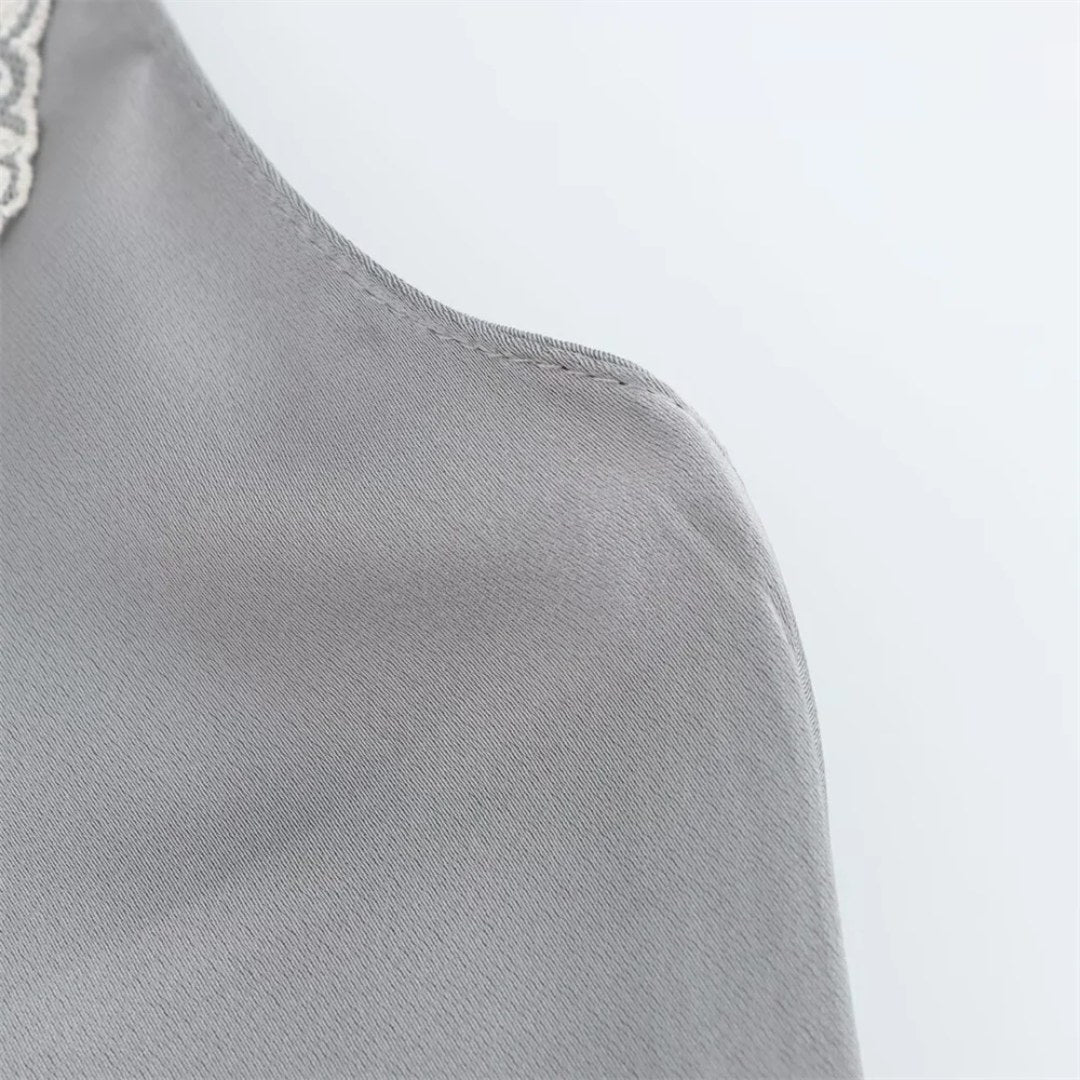 Spetskantat camisole-linne med V-ringning och justerbara axelband