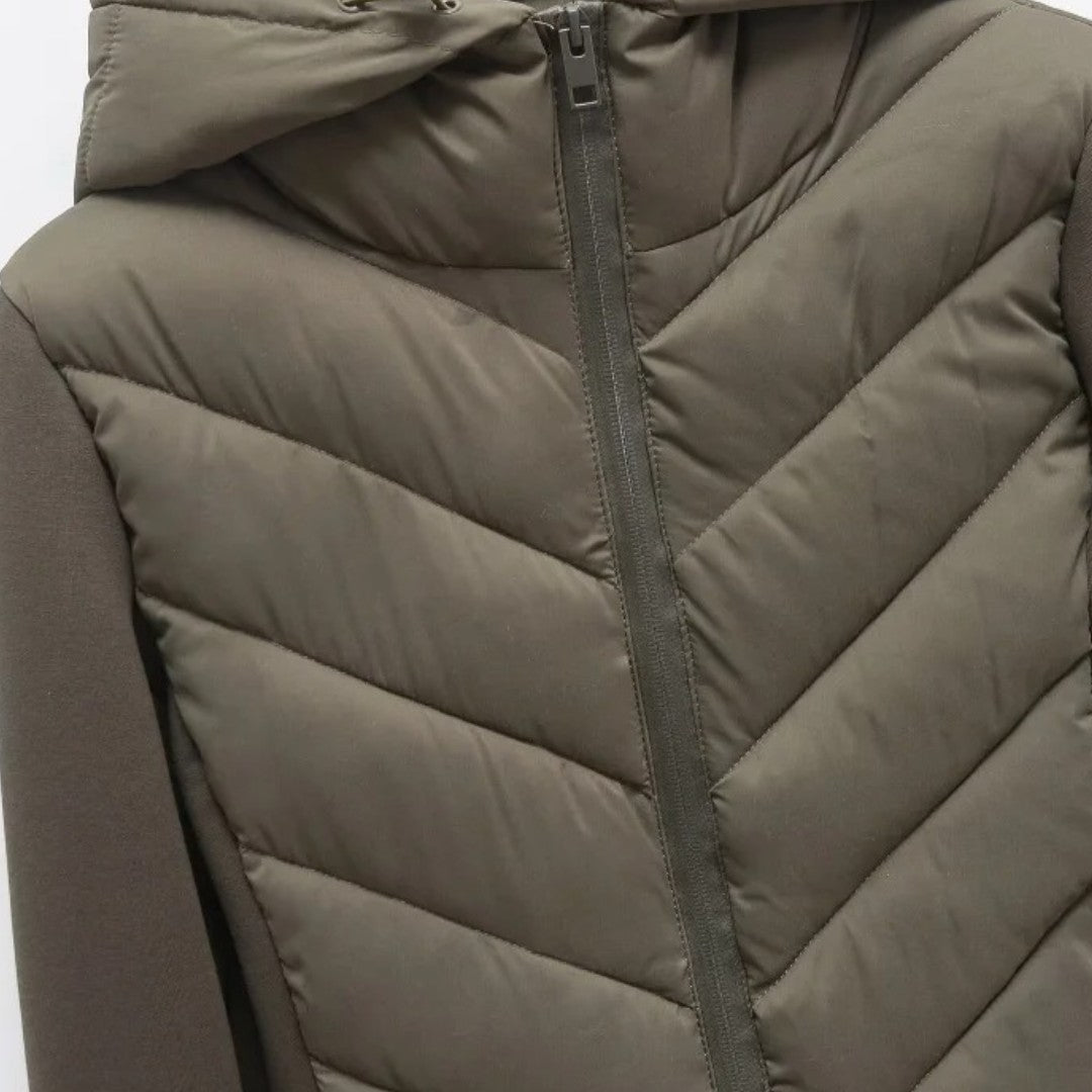 Huva sportjacka i smal passform med quiltat framstycke och mjuka stretchärmar