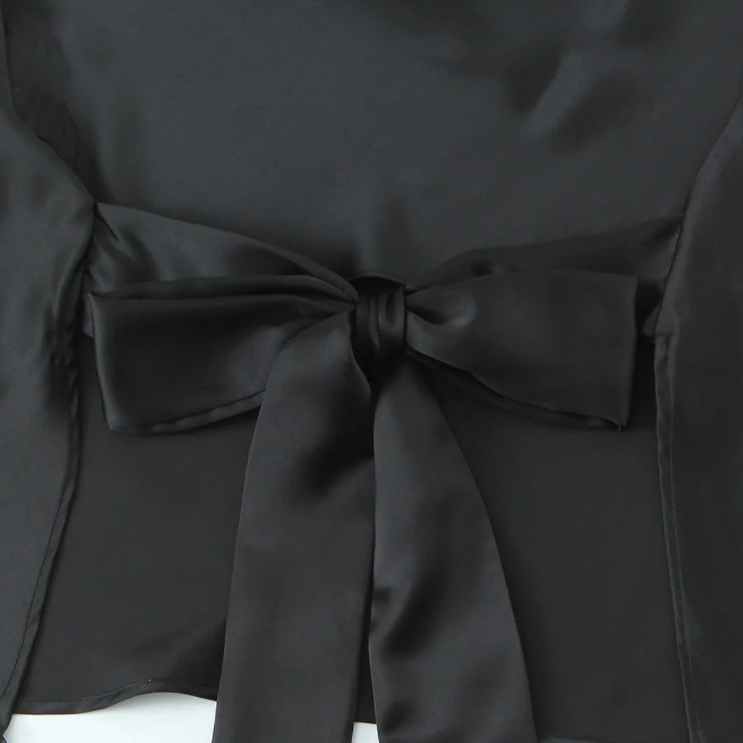 Satintopp med halterneck, knytband och öppen rygg i sommarstil