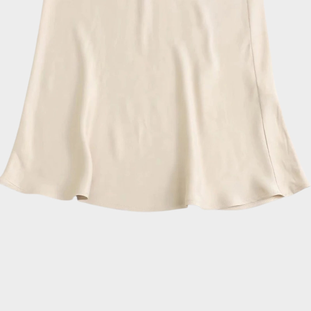 Midilång satinkjol med naturlig midja och A-linjeform