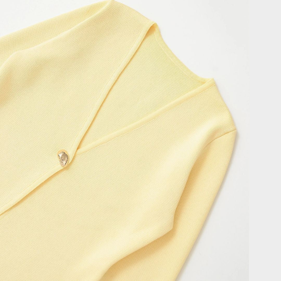 Pastellfärgad stickad kofta med V-ringning och guldfärgad knapp