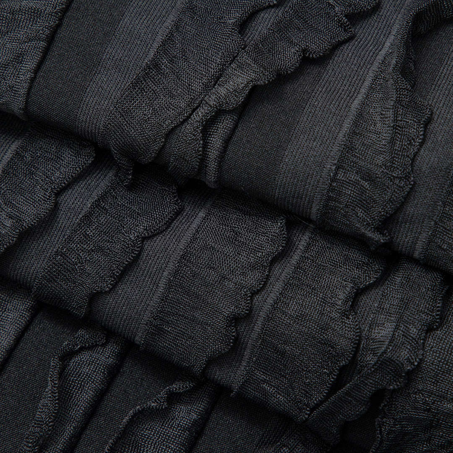 Axelbandslös midiklänning i veckad jersey med knappstängning lång ärm och figurnära passform