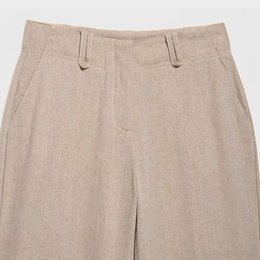 Beige tvådelat set med kort jacka och raka byxor i hög midja