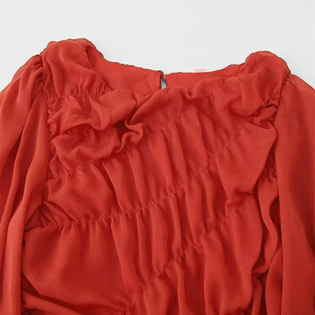 Lång klänning med rynkade detaljer och puffärm i vävt tyg