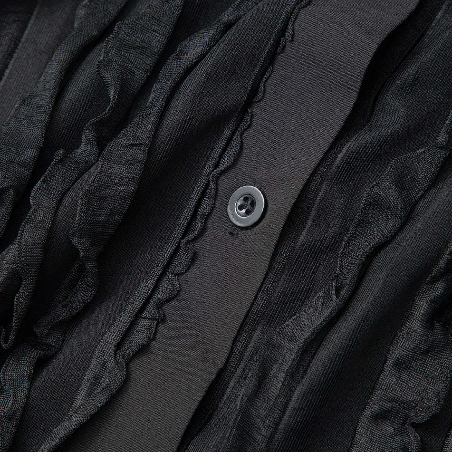 Axelbandslös midiklänning i veckad jersey med knappstängning lång ärm och figurnära passform