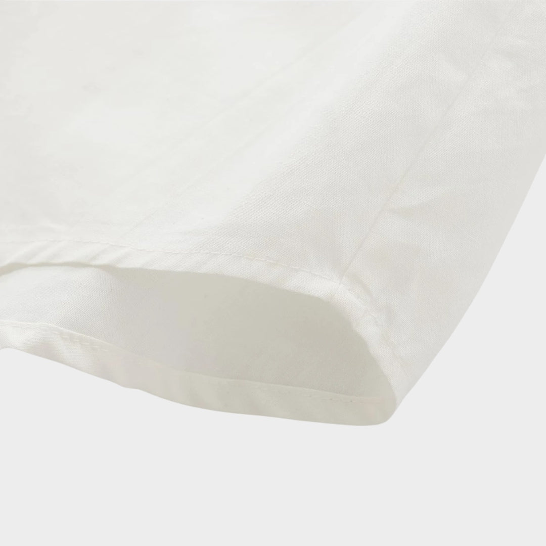 Klassisk blus med volangkrage knytband och eleganta detaljer