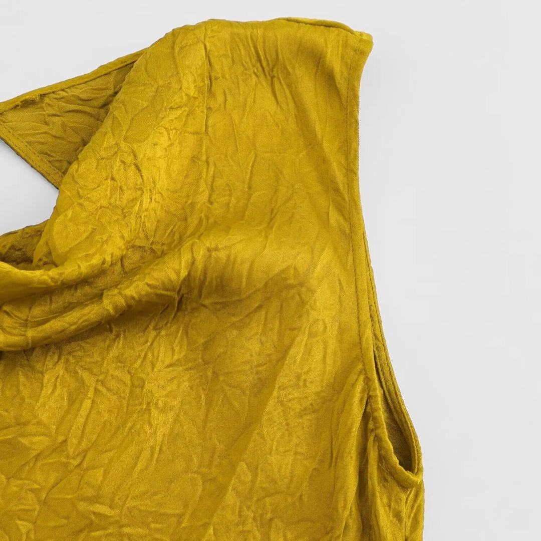 Midiklänning i satinstil med draperad rygg och figurnära passform