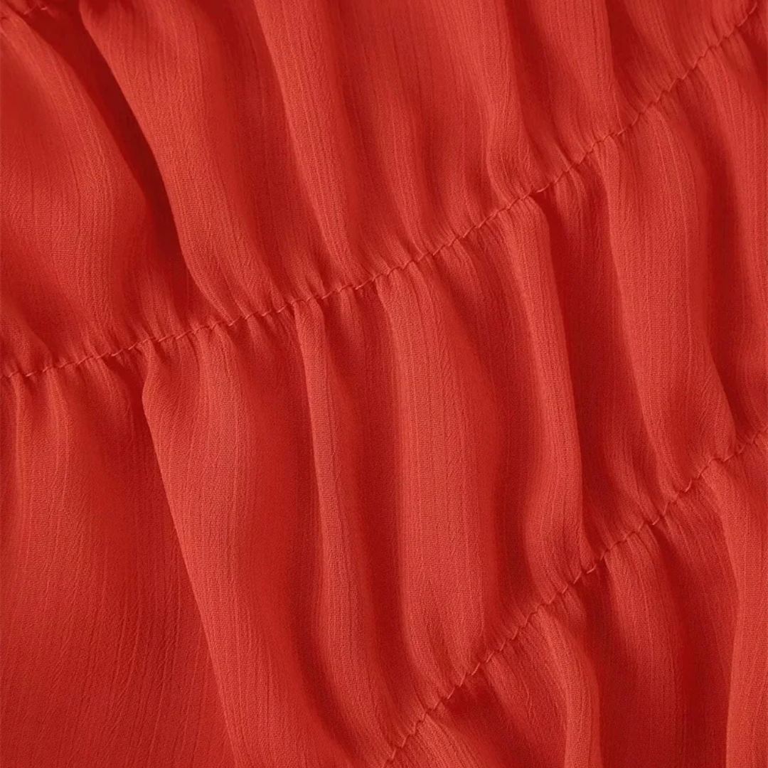 Lång klänning med rynkade detaljer och puffärm i vävt tyg