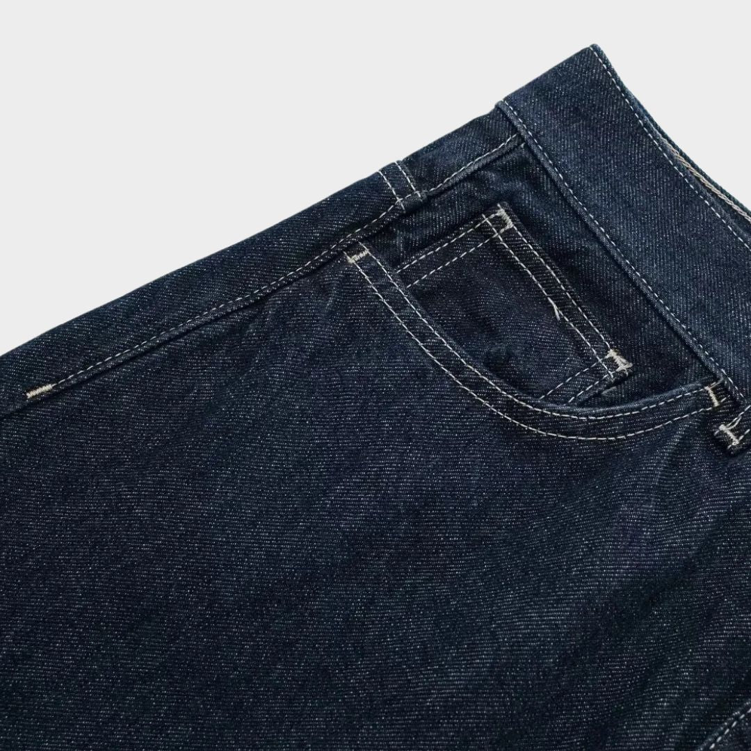 Vida jeans i kraftigt denim med breda uppvik
