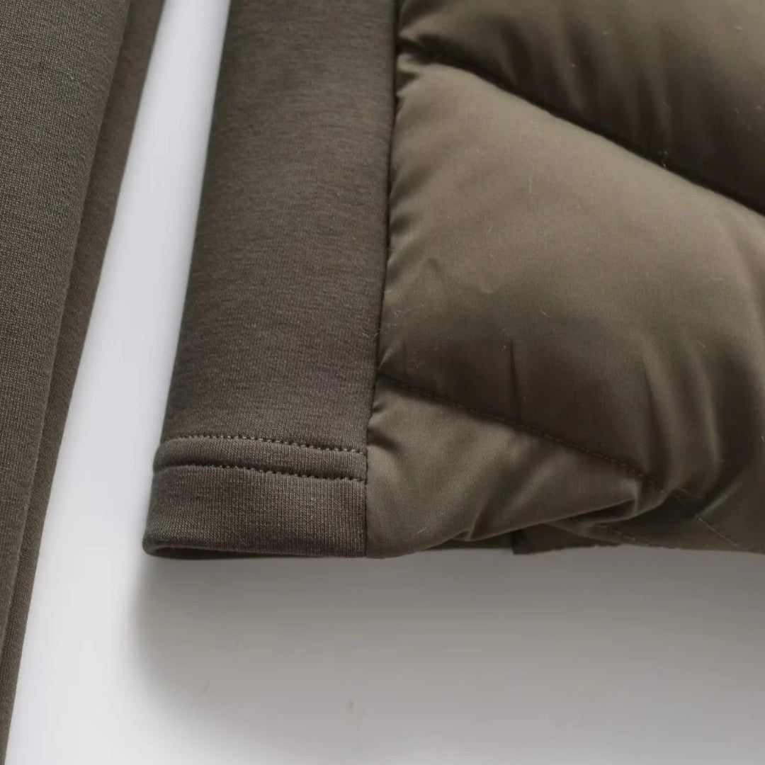 Huva sportjacka i smal passform med quiltat framstycke och mjuka stretchärmar