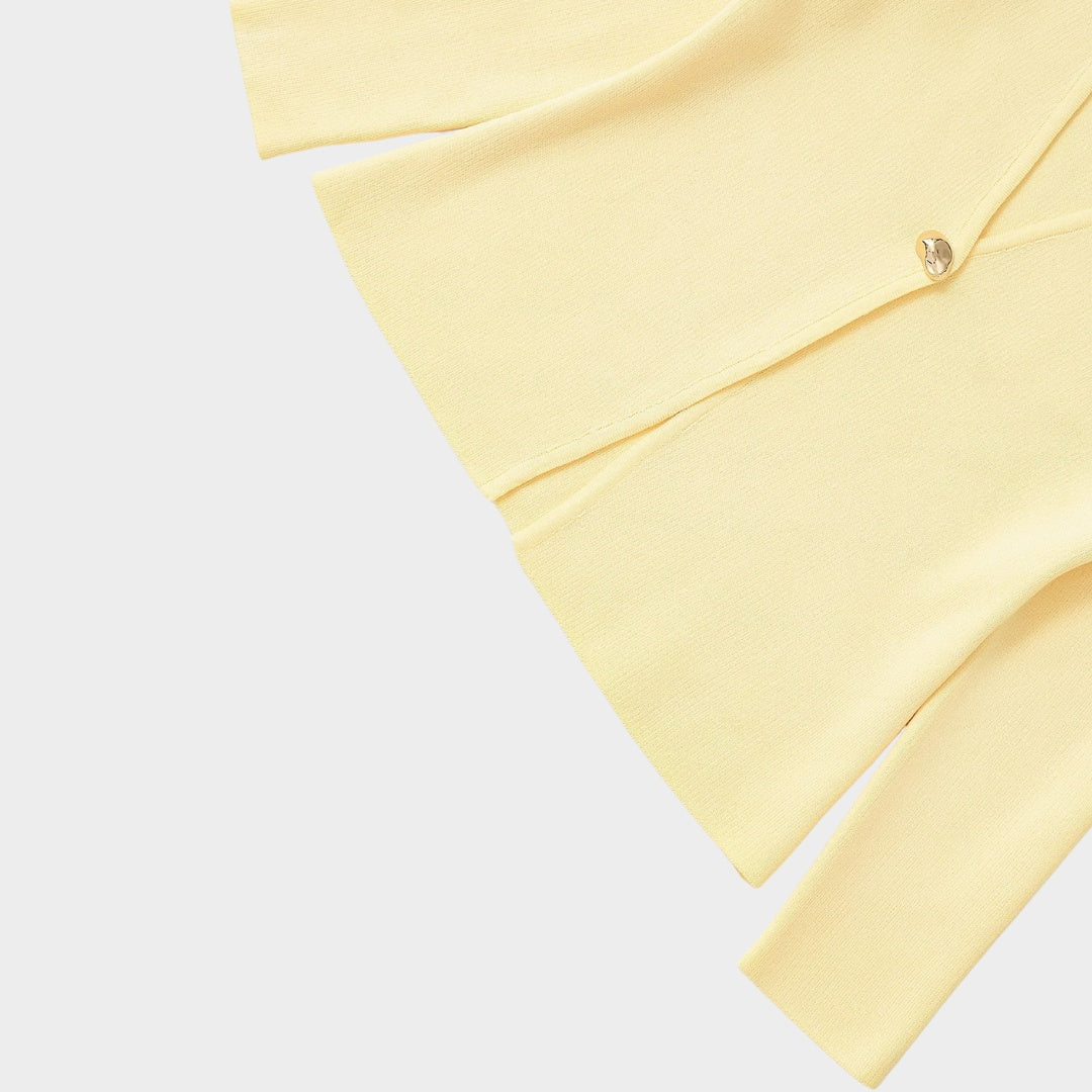 Pastellfärgad stickad kofta med V-ringning och guldfärgad knapp