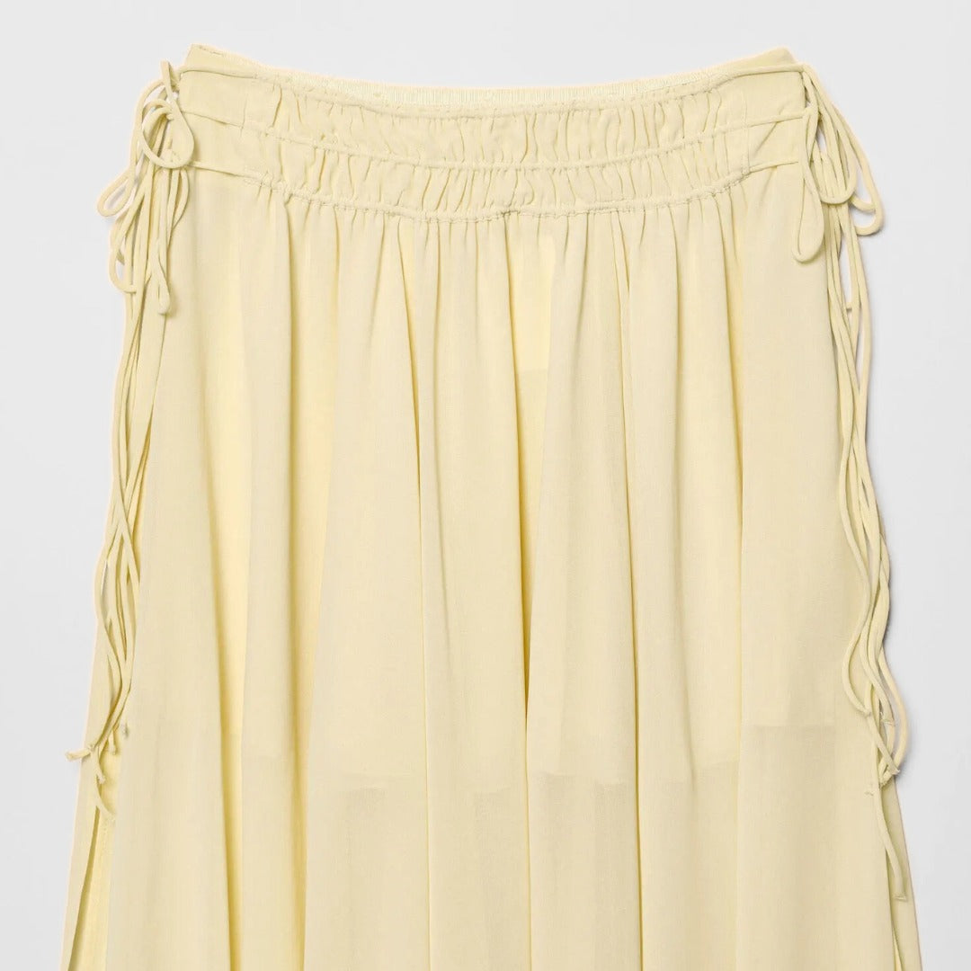 Blus med volangdetaljer och knytband samt asymmetrisk midikjol set