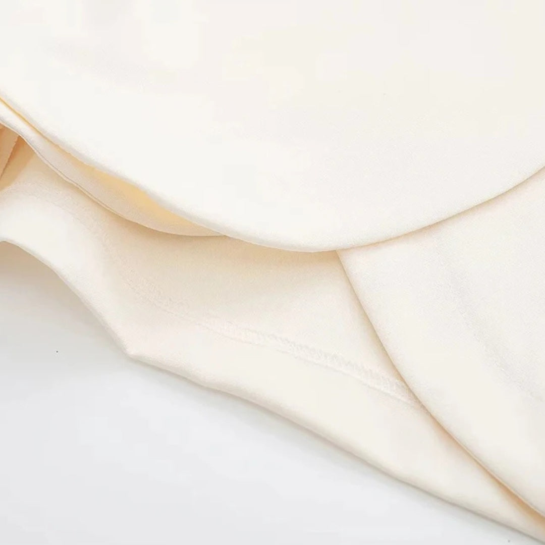 Asymmetrisk miniskort med omlott design och hög midja