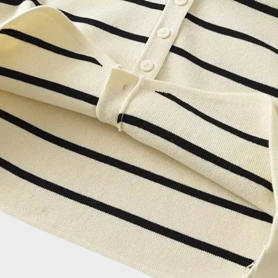 Stickad väst med ränder och asymmetrisk fåll