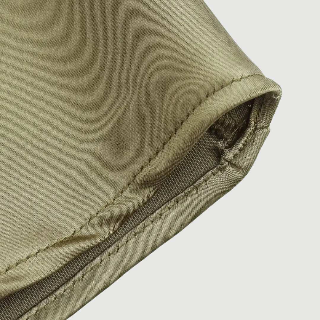 Satinklänning i halterneck med A-linjeform och midilängd