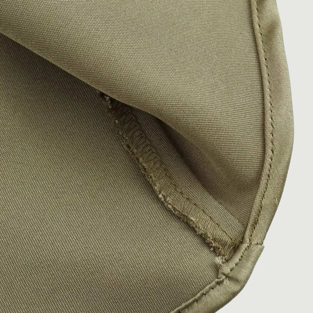 Satinklänning i halterneck med A-linjeform och midilängd