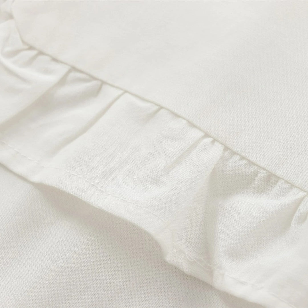 Klassisk blus med volangkrage knytband och eleganta detaljer