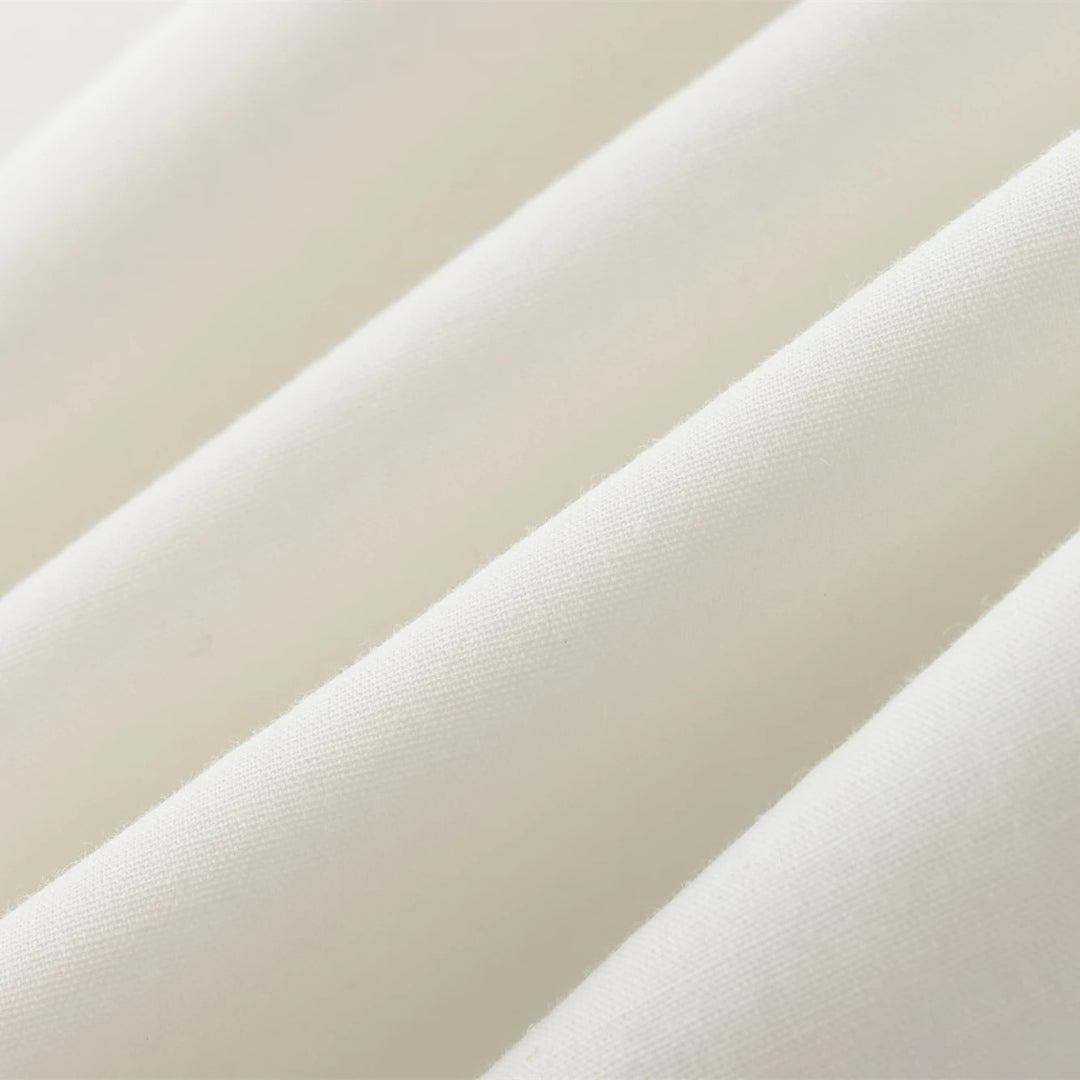 Klassisk blus med volangkrage knytband och eleganta detaljer