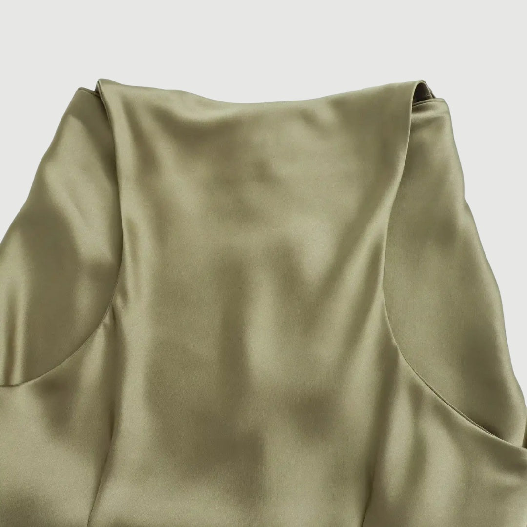 Satinklänning i halterneck med A-linjeform och midilängd