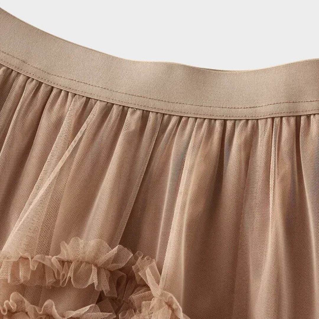 Kjol i mesh med volanger empiremidja A-linje silhuett och lagerstruktur