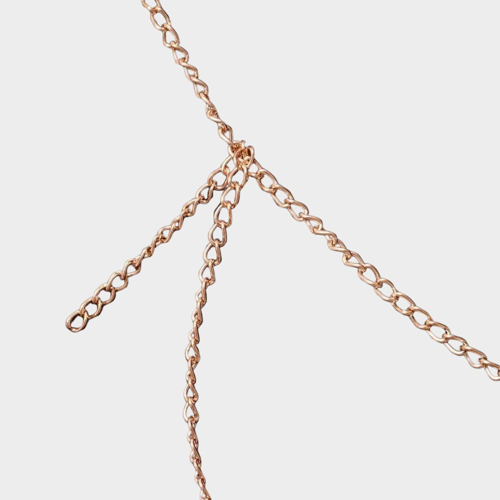 Paljettlinne med kedjeband och öppen rygg i clubstil