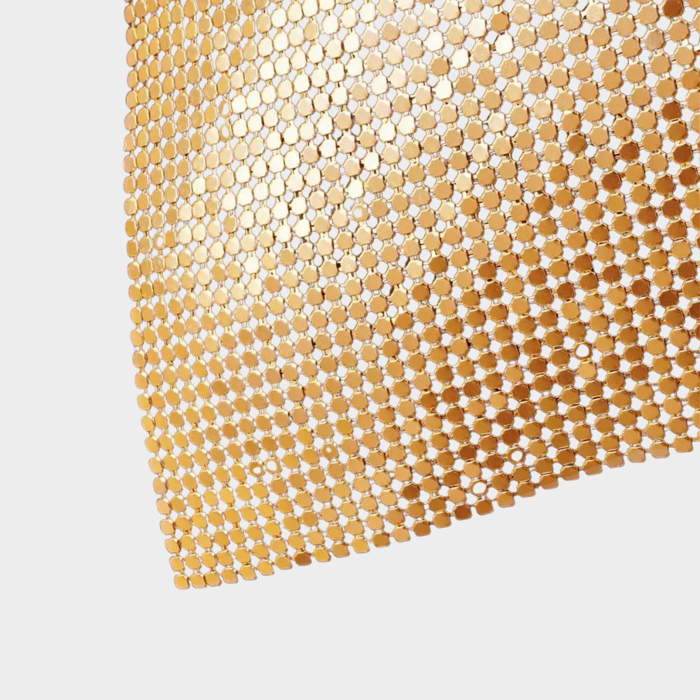 Paljettlinne med kedjeband och öppen rygg i clubstil