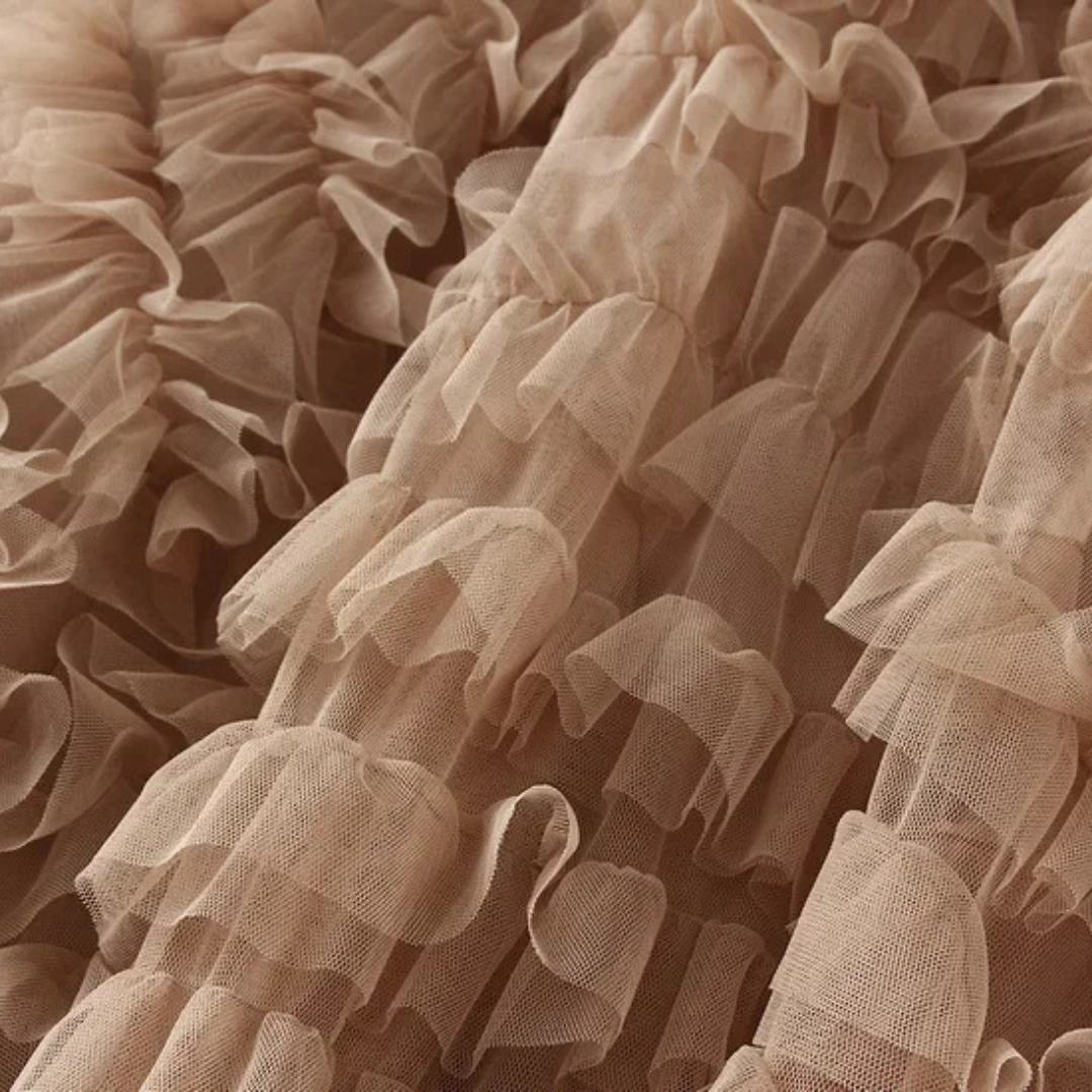 Kjol i mesh med volanger empiremidja A-linje silhuett och lagerstruktur