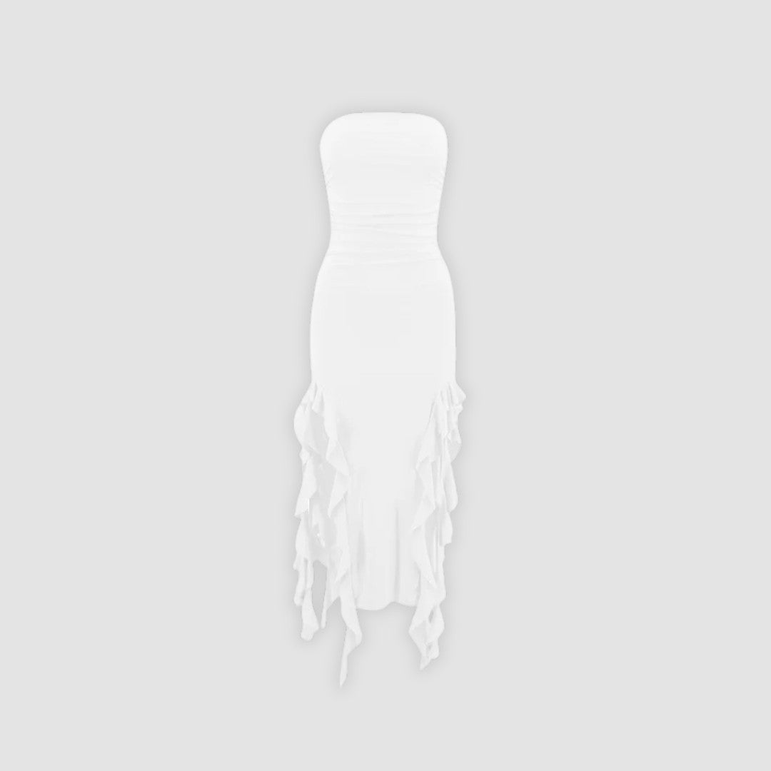 Axelbandslös bodycon midiklänning med volanger och asymmetrisk fåll