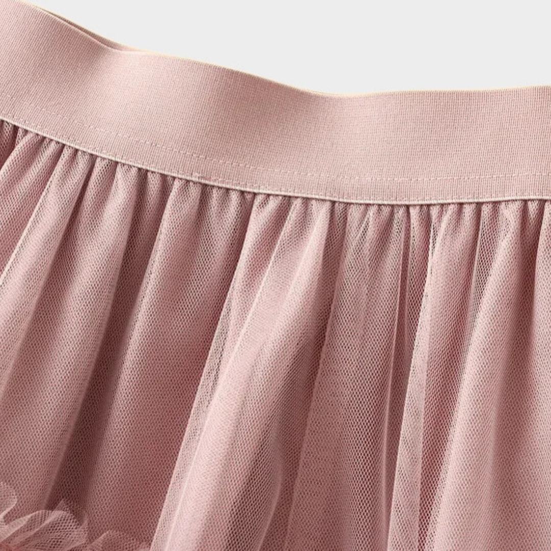 Kjol i mesh med volanger empiremidja A-linje silhuett och lagerstruktur