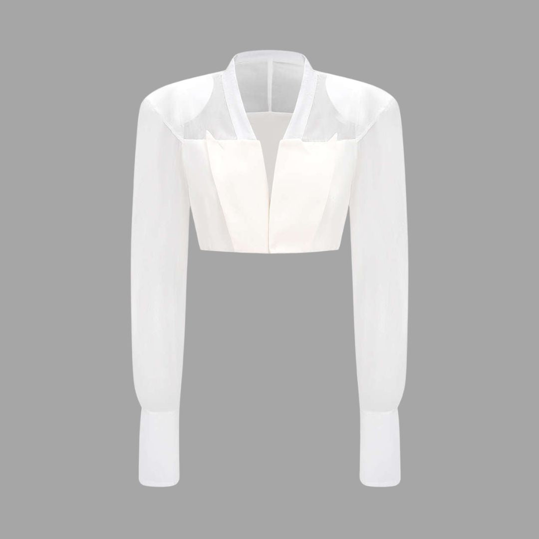 Vit kort organzatopp med transparenta ärmar och metallknappar vid manschetterna