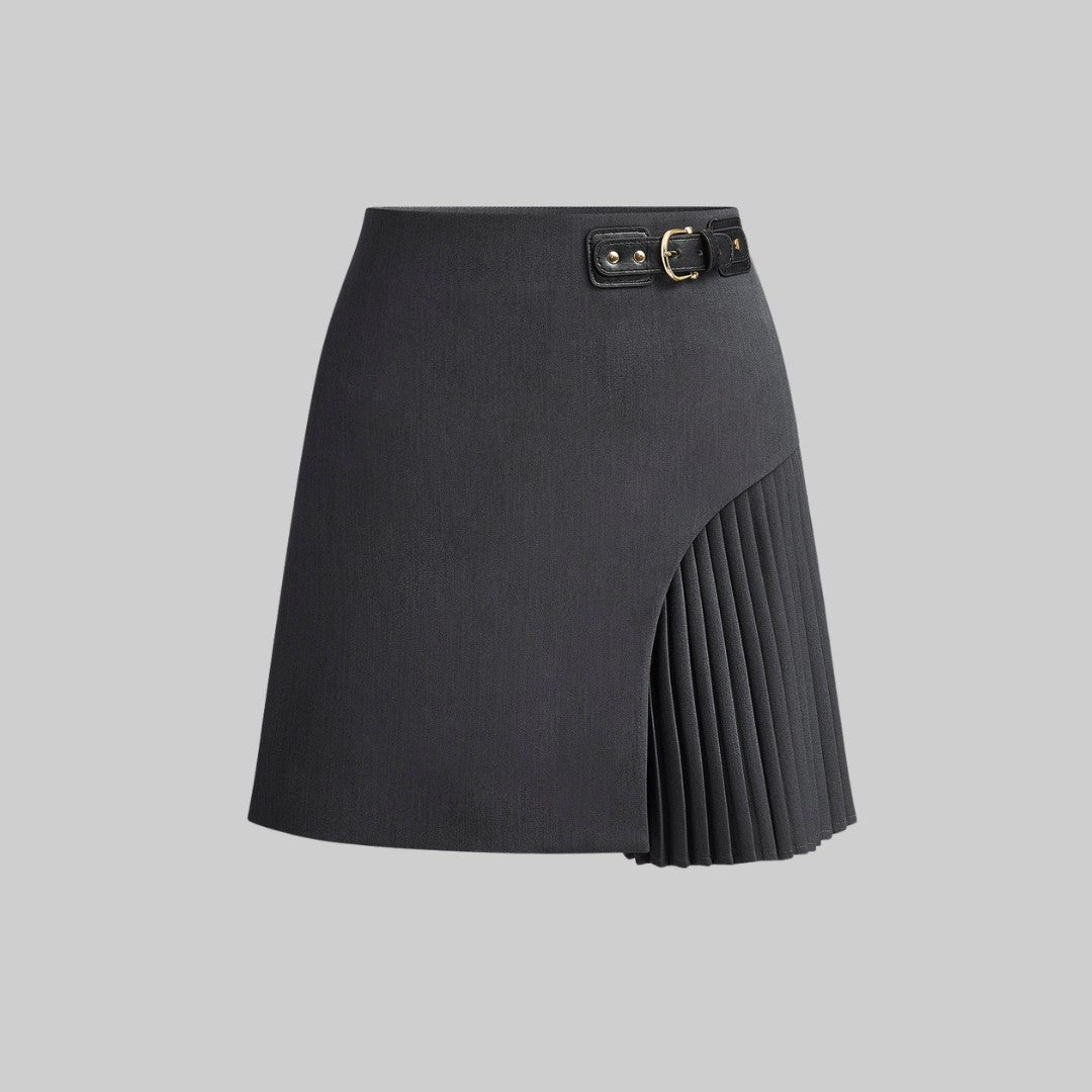 Kort veckad kjol med asymmetrisk design och bältdetalj