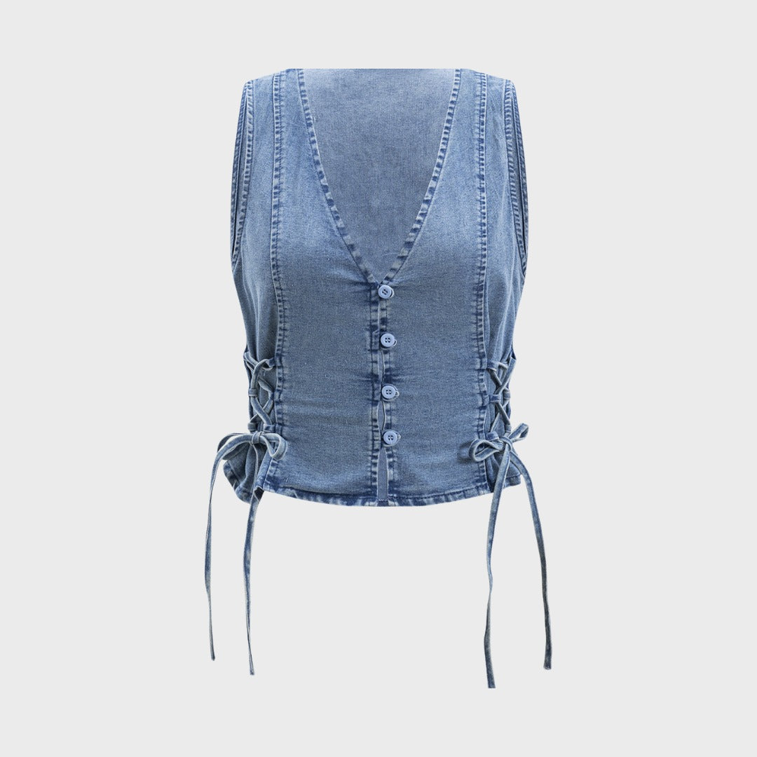 Ärmlös denimväst med snörningsdetaljer och knappar framtill