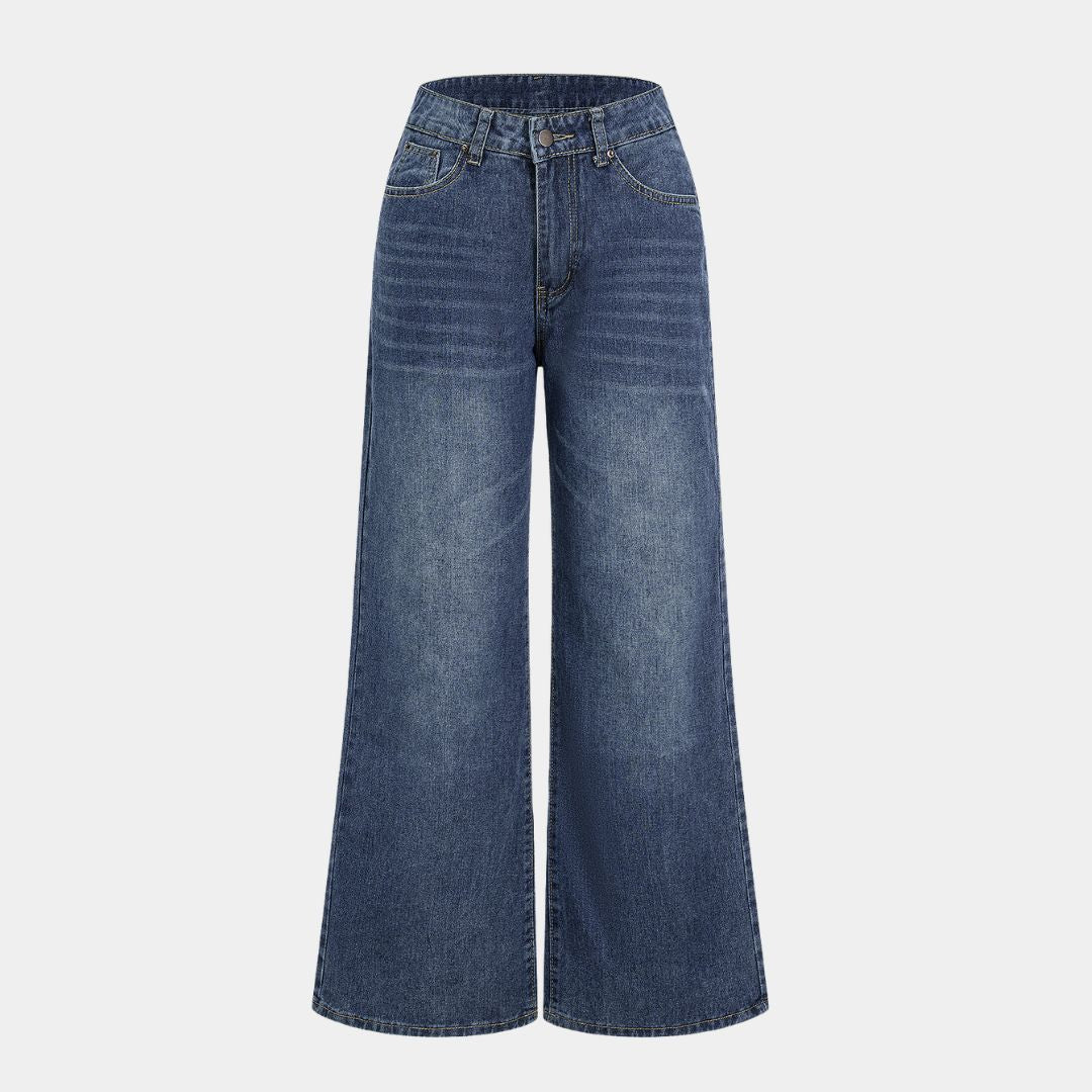 Blå vida jeans med mjukt tvättad finish, markerade slitningar och målad rosettdetalj baktill