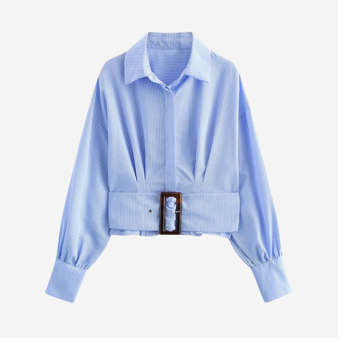 Blåvitrandig skjorttopp med markerad midja och rektangulärt bälte