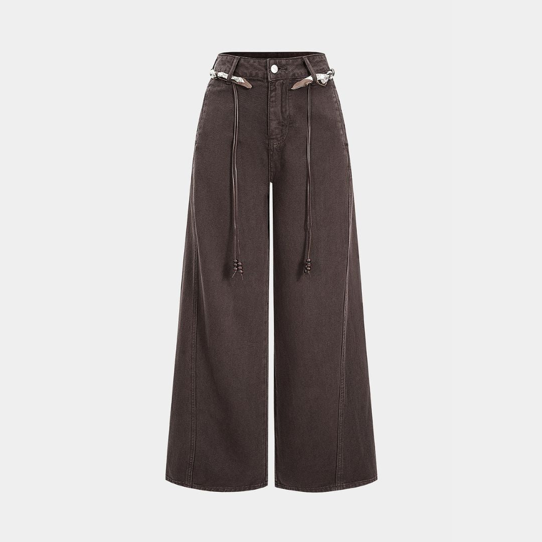 Kaffebruna utsvängda denimbyxor med knytband, träpärlor och flätad bältdetalj i midjan